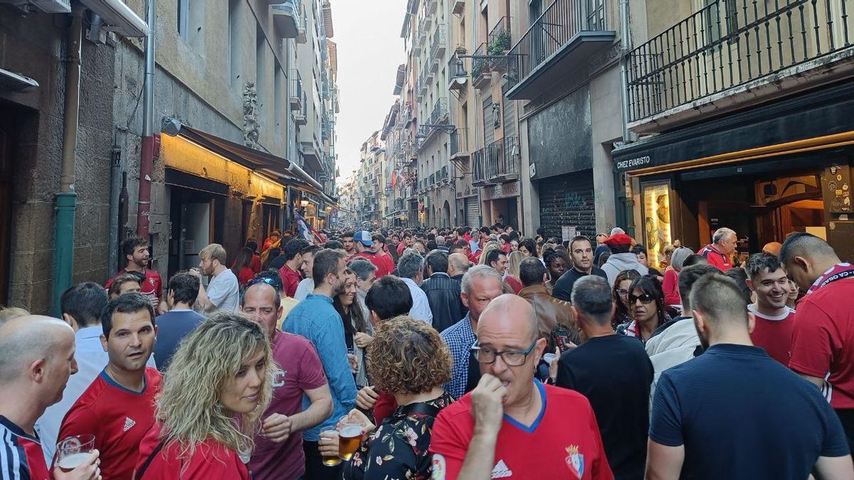 Aficionados del Osasuna en las calles de Pamplona horas antes de la final de la Copa del Rey
