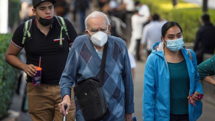 Personas con cubrebocas caminan hoy por el centro histórico de la Ciudad de México (México).