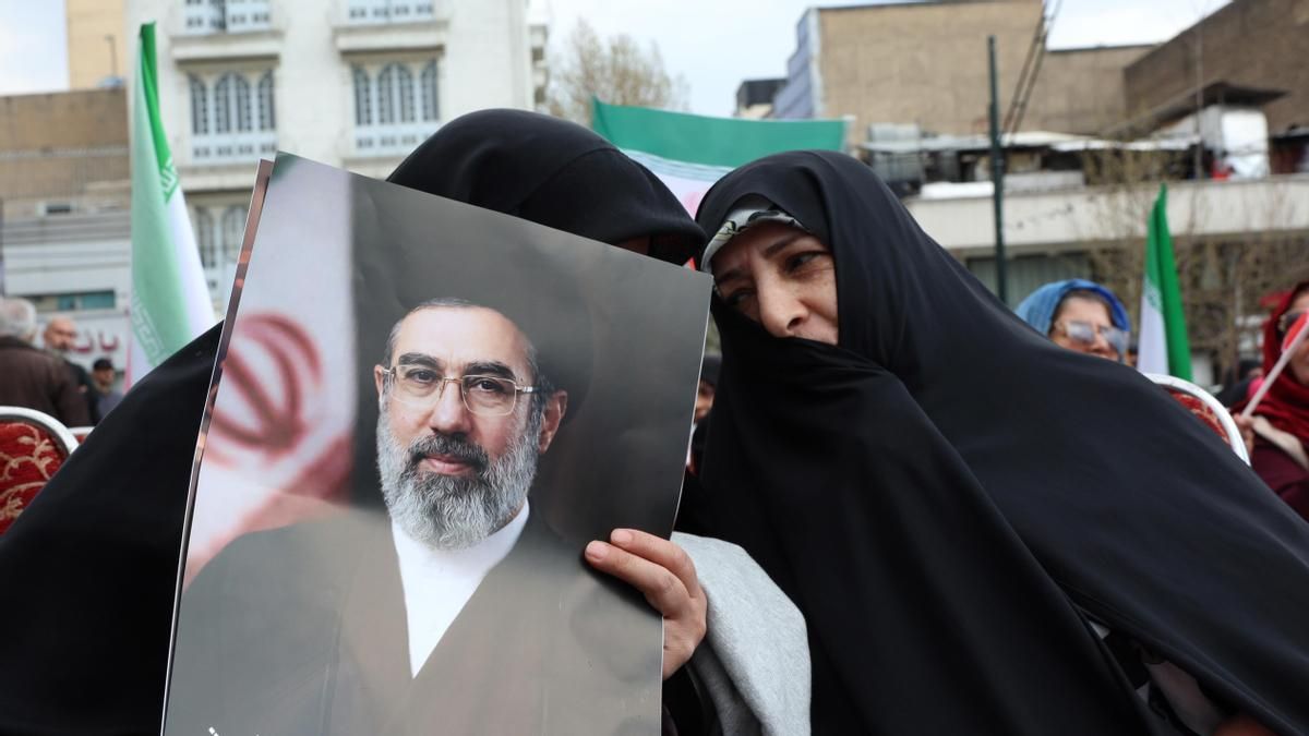 Una mujer iraní vestida con un chador negro sostiene un cartel del Líder Supremo de Irán, el ayatolá Mojtaba Jameneí, en una imagen del 2 de abril de 2026. EFE/EPA/ABEDIN TAHERKENAREH