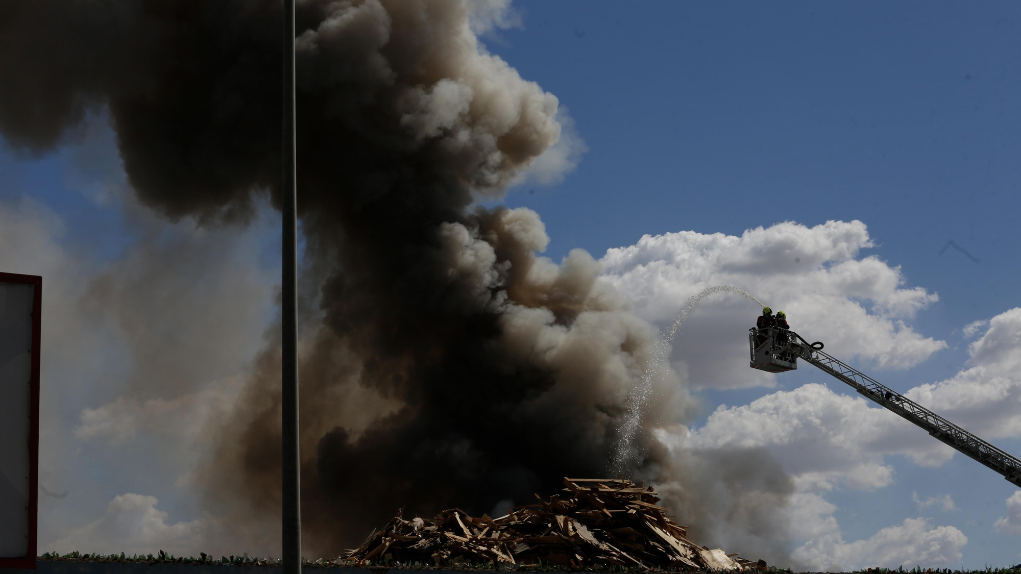 Los bomberos acuden a sofocar un aparatoso incendio de chatarra en los terrenos de la empresa Solanas