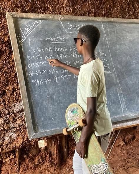 La afición al skate ha calado profundamente entre los jóvenes etíopes. Uno de ellos, en la escuela con el monopatín.