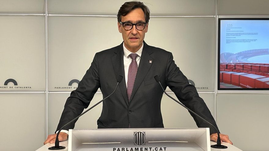 El primer secretario del PSC, Salvador Illa, en una rueda de prensa en el Parlament