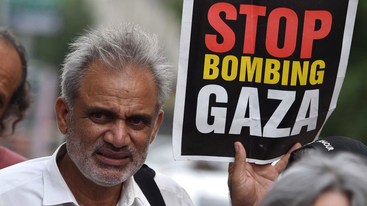 Un activista de la sociedad civil sostiene un cartel durante una manifestación en solidaridad con el pueblo palestino, en medio del conflicto en curso en Gaza, en Karachi, Pakistán. El mundo clama el fin de la guerra.