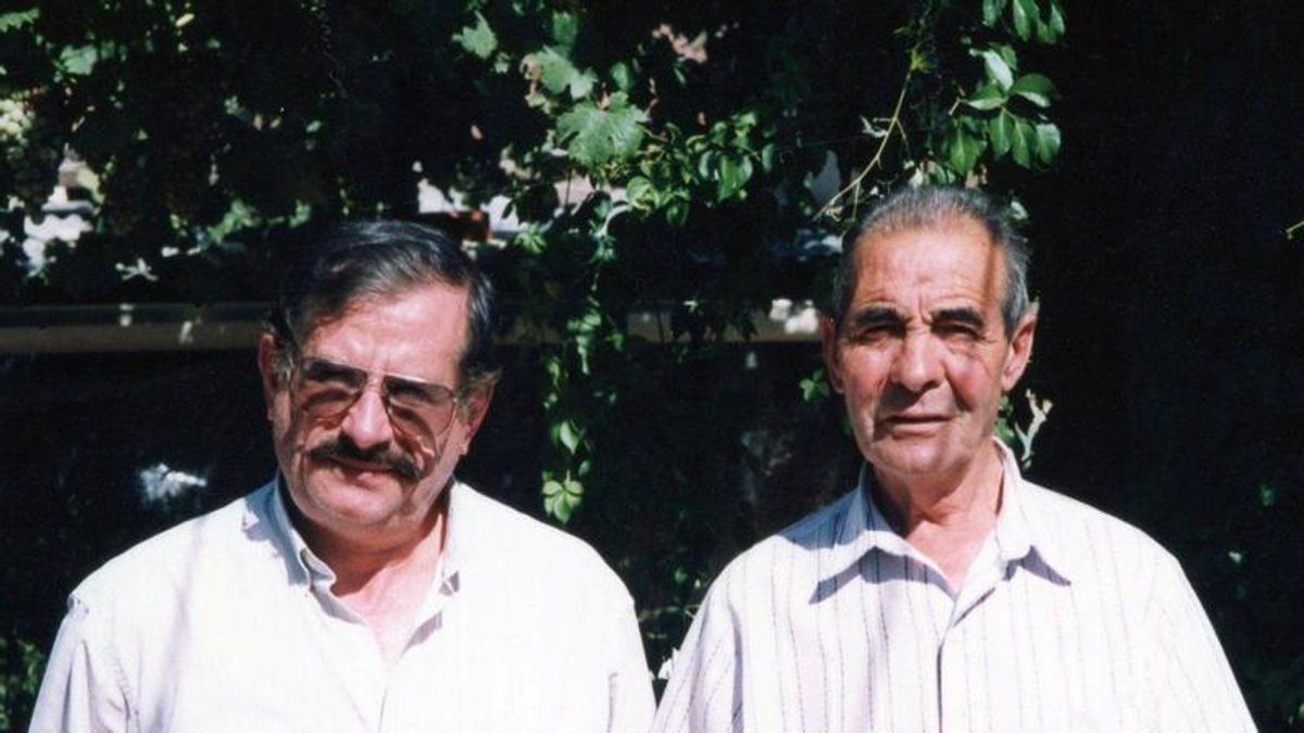 Otro de los maquis que junto con Veneno escaparon a Francia en 1955, Bonifacio García "Eléctrico Hijo", de Almodóvar del Campo, junto al autor, fotografiados en este pueblo, el 7-8-2002.