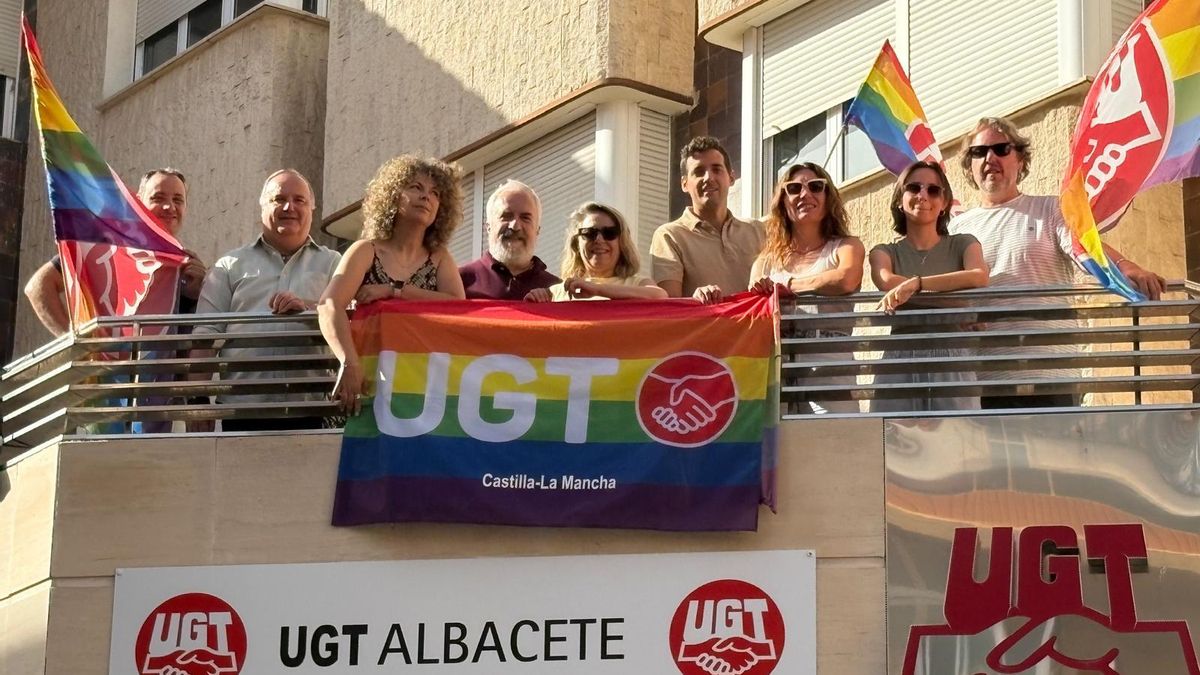 UGT Albacete cuelga la bandera LGTBI+ en su sede