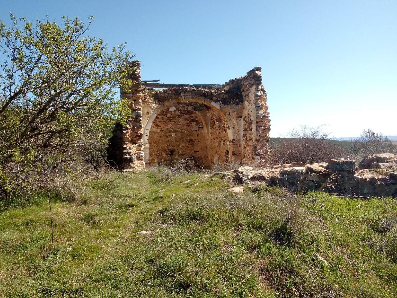 Iglesia de Santo Domingo de Guzmán. Siglo XII. Complejo poblacional de Fraguas, término municipal de Monasterio (Guadalajara)