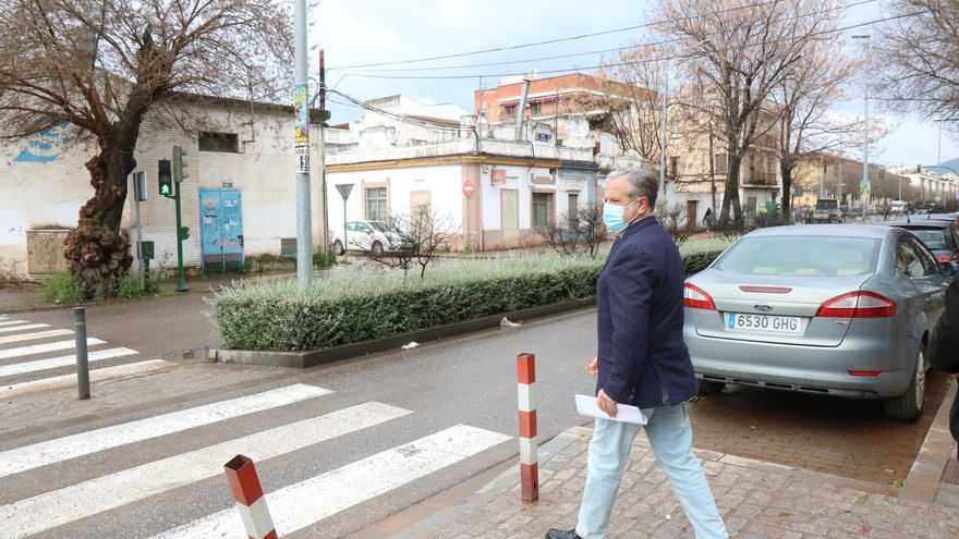 El concejal cruzando la actual avenida de Trassierra.