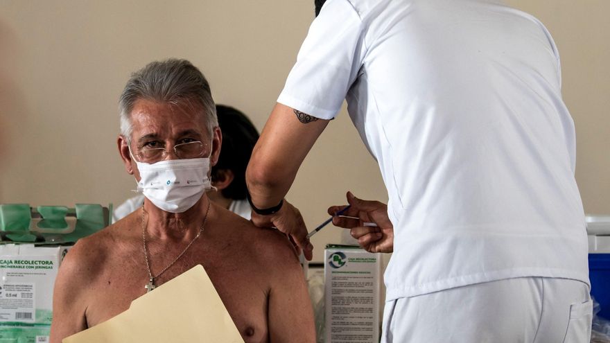 Un adulto mayor es vacunado hoy, contra la Covid-19 en un modulo instalado en La Arena Saltillo, en el norteño estado de Coahuila. (México) EFE/Miguel Sierra