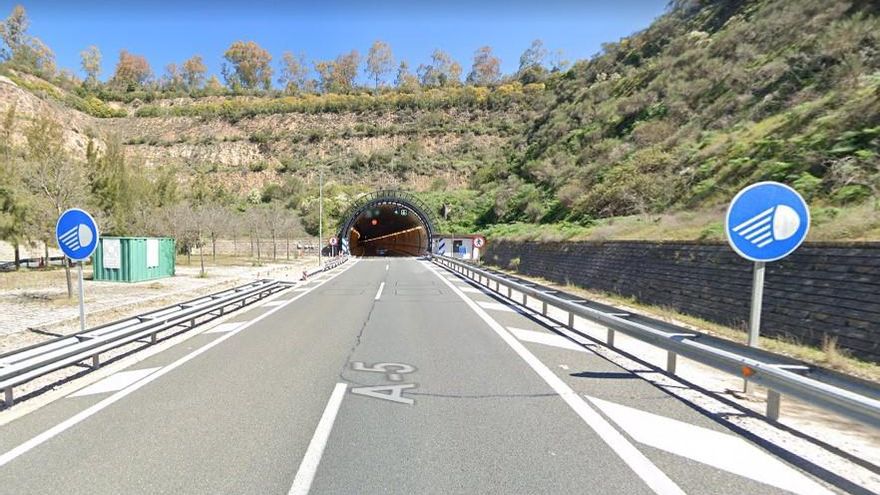 Muere un motorista dentro del túnel de la A-5 en Miravete