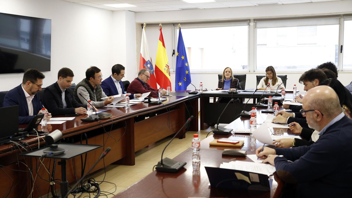 La consejera de Presidencia, Isabel Urrutia, en la Comisión de Administración Local