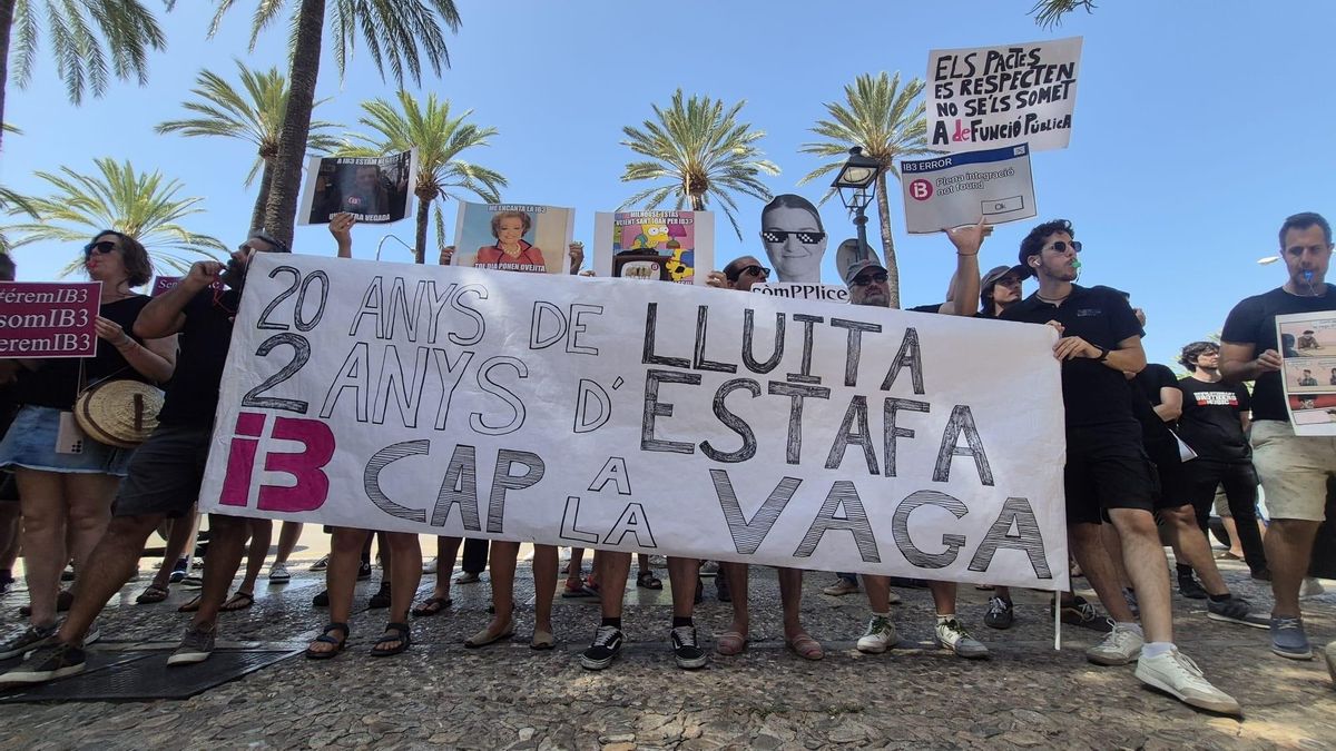 Concentración de trabajadores de IB3 frente a la sede del Govern balear.
