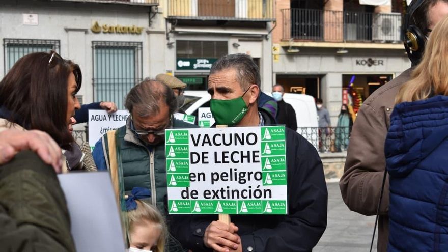 Ganadero con pancarta.