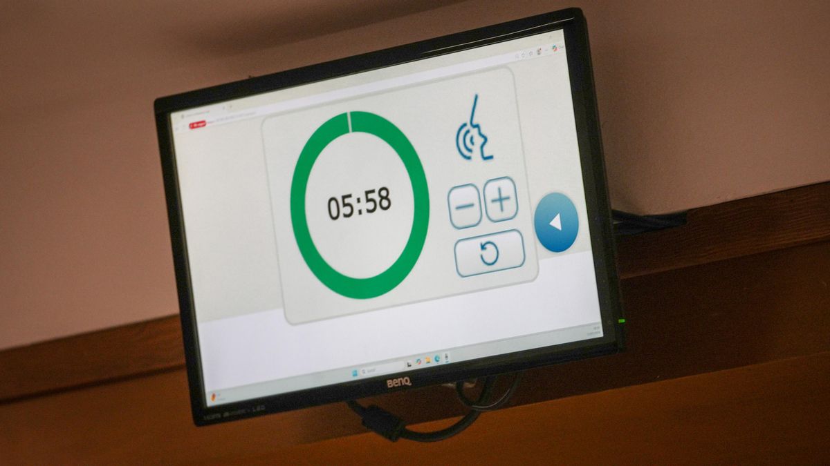 Equilibrios para ajustarse al tiempo y algunos cortes de micrófono en el estreno del nuevo sistema del Pleno