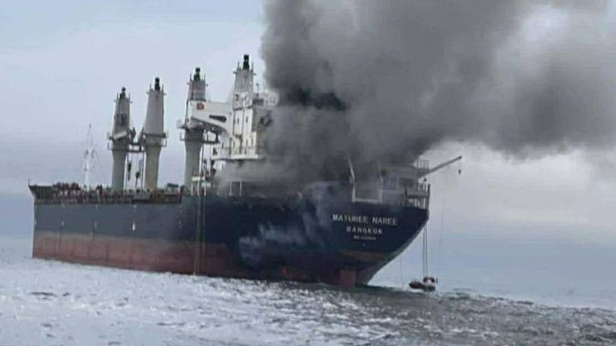 La agencia de Operaciones Comerciales Marítimas de Reino Unido (UKMTO, en inglés) ha informado de que cuatro barcos han sido alcanzados en las últimas horas por proyectiles cerca del estrecho de Ormuz y en la propia vía, clave para el transporte energético. En paralelo, la Armada Real de Tailandia dijo haber recibido un informe sobre un ataque en el estrecho de Ormuz a un granelero de bandera tailandesa propiedad de la naviera Precious Shipping Public (en la imagen), que quedó en llamas y, según medios, se hallaba a unas 11 millas náuticas al norte de Omán, lo que coincide con el segundo incidente reportado por UKMTO. La Marina Real de Omán ha rescatado a 20 tripulantes y continúa labores para asistir a otros tres, difundieron las fuerzas tailandesas en redes sociales. EFE/ Armada Real de Tailandia  - SOLO USO EDITORIAL/SOLO DISPONIBLE PARA ILUSTRAR LA NOTICIA QUE ACOMPAÑA (CRÉDITO OBLIGATORIO) -