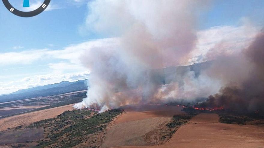 El incendio forestal en Ferreras continúa de nivel 2 tras quemar un inmueble abandonado y cortar una carretera