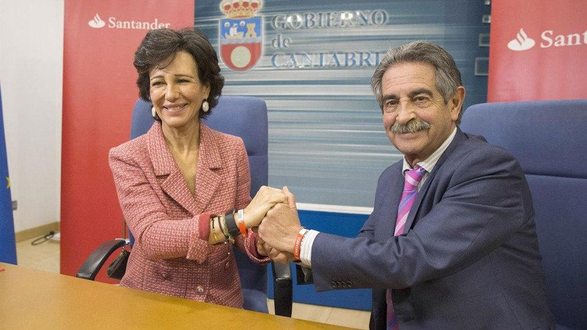 Imagen de archivo de Ana Botín y Miguel Ángel Revilla en el Gobierno de Cantabria.