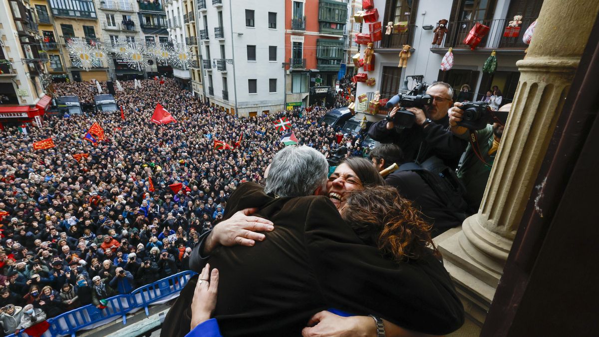 El diputado de EH Bildu, Joseba Asiron (i) celebra en el balcón del ayuntamiento convertirse en el nuevo alcalde de Pamplona tras la moción de censura en el Ayuntamiento de Pamplona, este jueves. La primera moción de censura de la historia democrática del Ayuntamiento de Pamplona despojará de la alcaldía a UPN y dará paso a un gobierno local liderado por EH Bildu con el apoyo de PSN, Geroa Bai y Contigo-Zurekin. EFE/Villar López