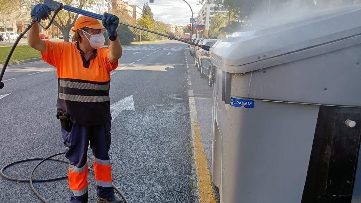 Un operario de Lipasam realiza labores de limpieza de un contenedor.