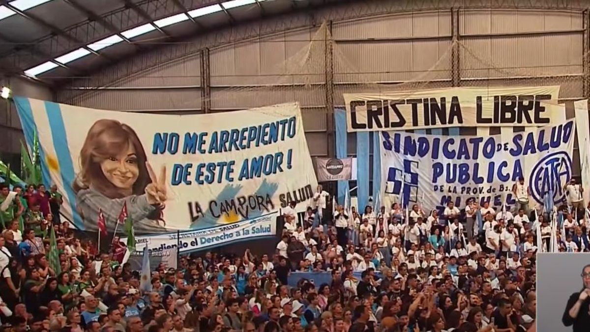 Banderas en apoyo a Cristina Kirchner durante el acto en Pilar.