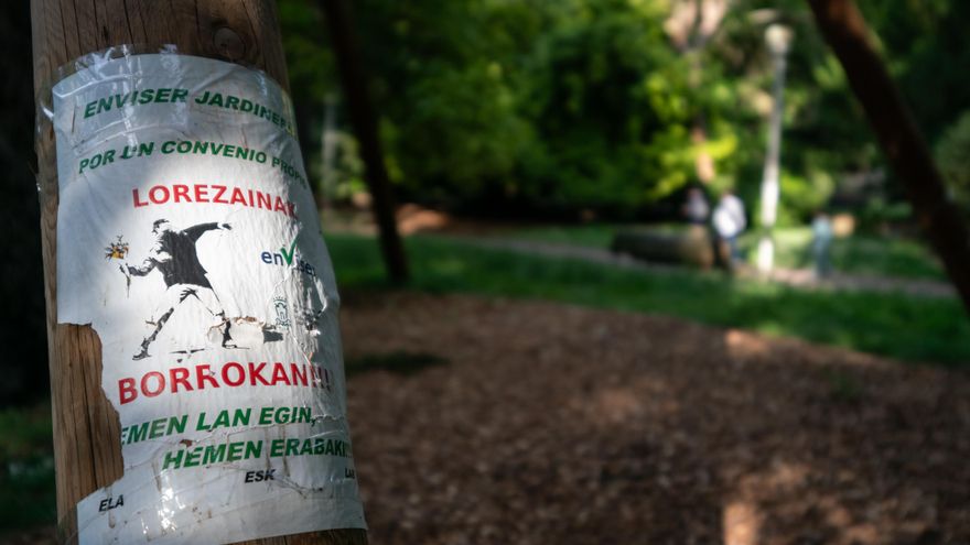 Vitoria saca un tractor escoltado por la Policía para alisar la hierba de Olárizu mientras sigue la huelga de jardineros