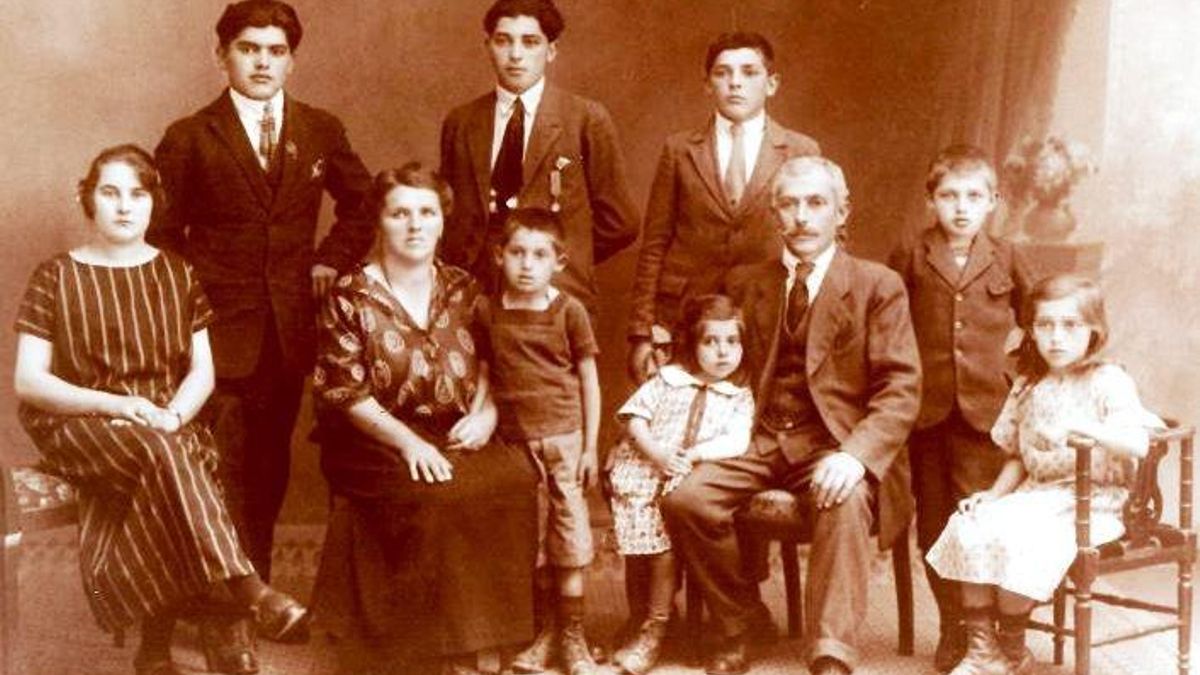 La familia de Attilio Campi, los padres y ocho hermanos. Attilio está de pie, el primero por la izquierda.