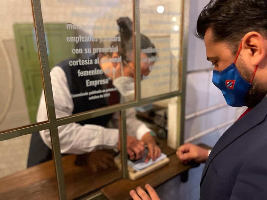 Sellado del pasaporte en la estación de Chamberí