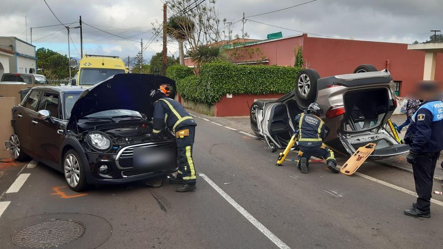 Liberada tras quedar atrapada en el interior de un coche que volcó al chocar con otro en Tenerife