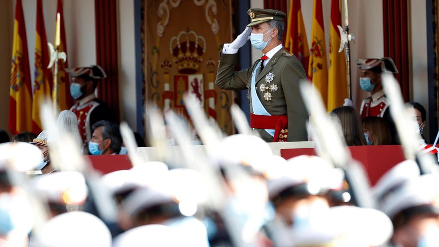 El rey Felipe VI preside el desfile militar del 12 de Octubre en el Paseo de la Castellana de Madrid para festejar este martes el Día de la Fiesta Nacional. EFE/Chema Moya