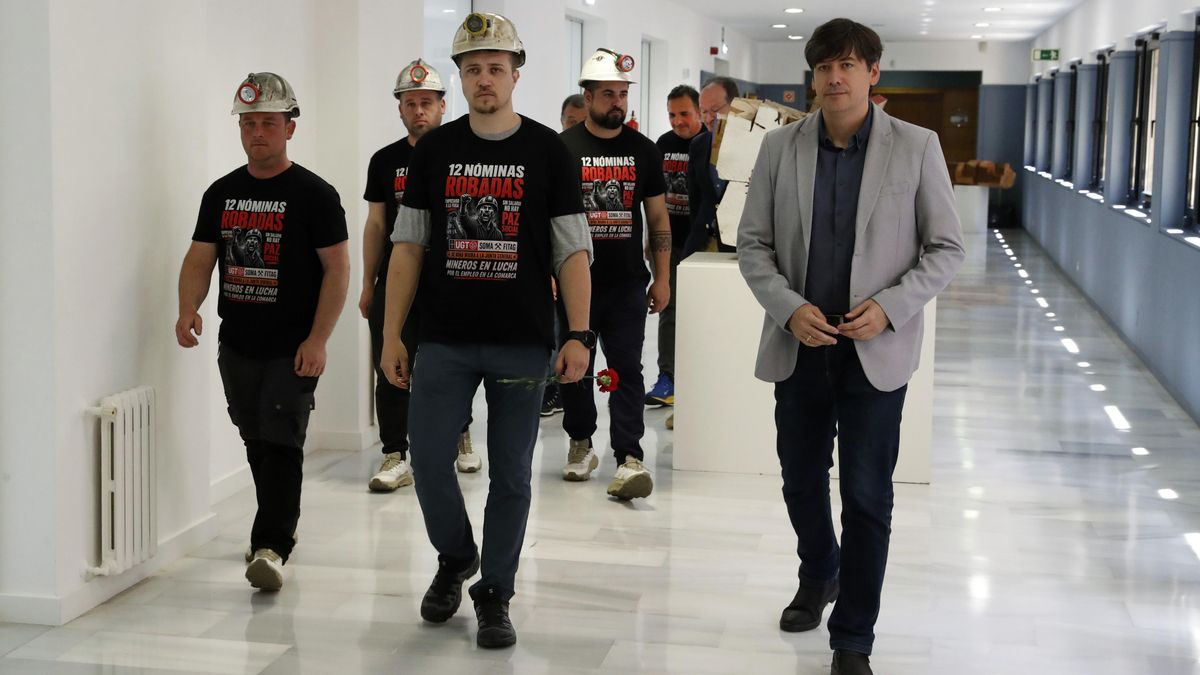 Los mineros de Minas Miura, acompañados del consejero de Industria, Borja Sánchez, a su llegada este miércoles a la sede de Presidencia del Gobierno de Asturias.