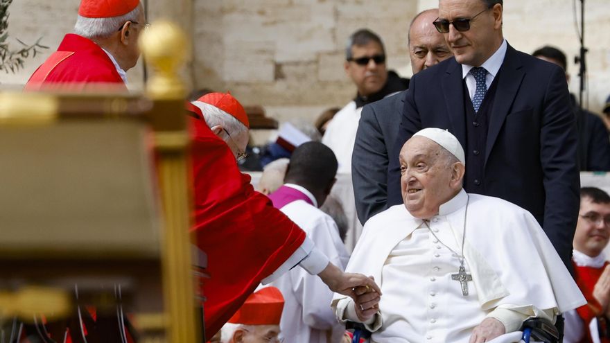 El papa, sin asistencia de oxígeno, saluda a los fieles en San Pedro por Semana Santa
