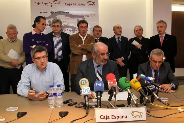 La mayor parte del Consejo de Administración de Caja España en sus tiempos dorados de control político, con Llamas de presidente.