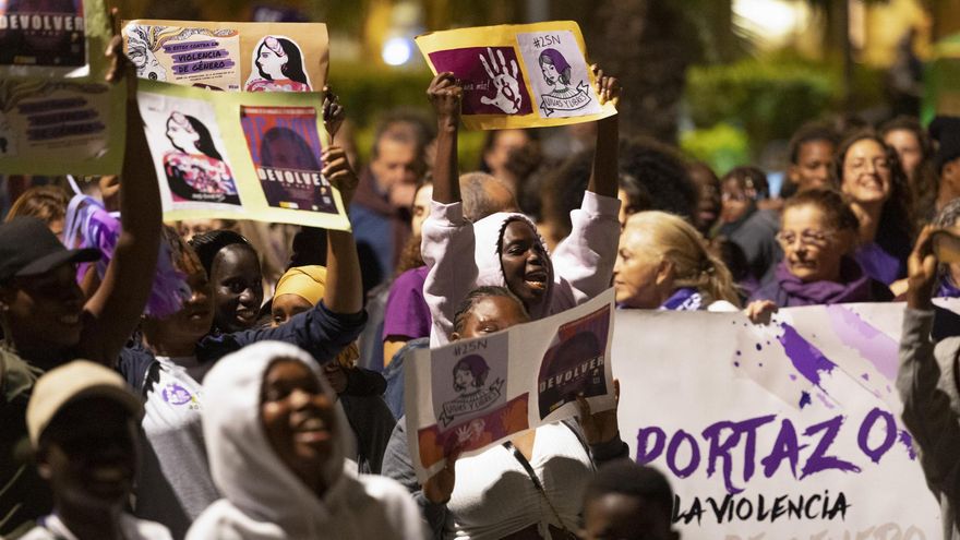 Un momento de la manifestación que ha recorrido hoy las calles de Las Palmas de Gran Canaria con motivo del ´Día Internacional de la Eliminación de la Violencia contra la Mujer. EFE/Quique Curbelo.