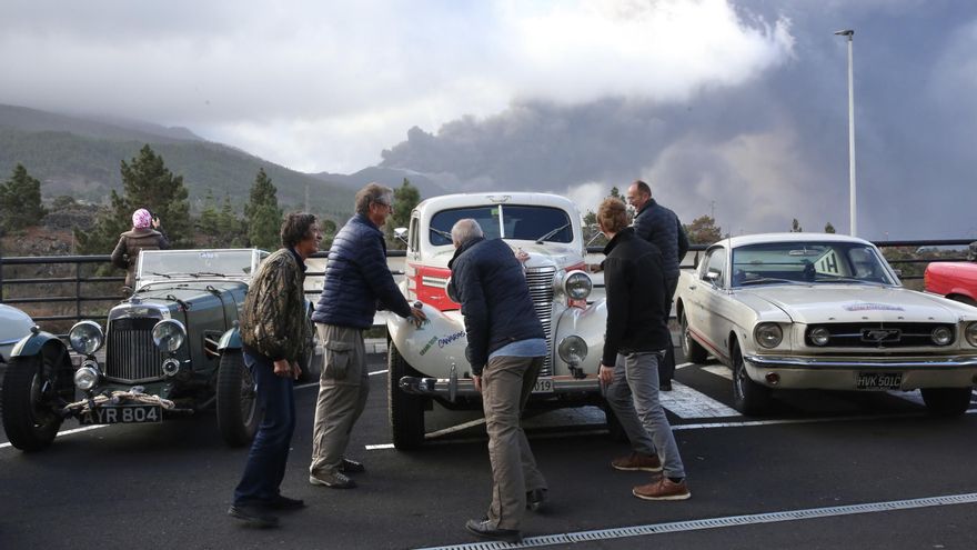 Ruta de coches antiguos para ver el volcán de La Palma. (ALEJANDRO RAMOS)