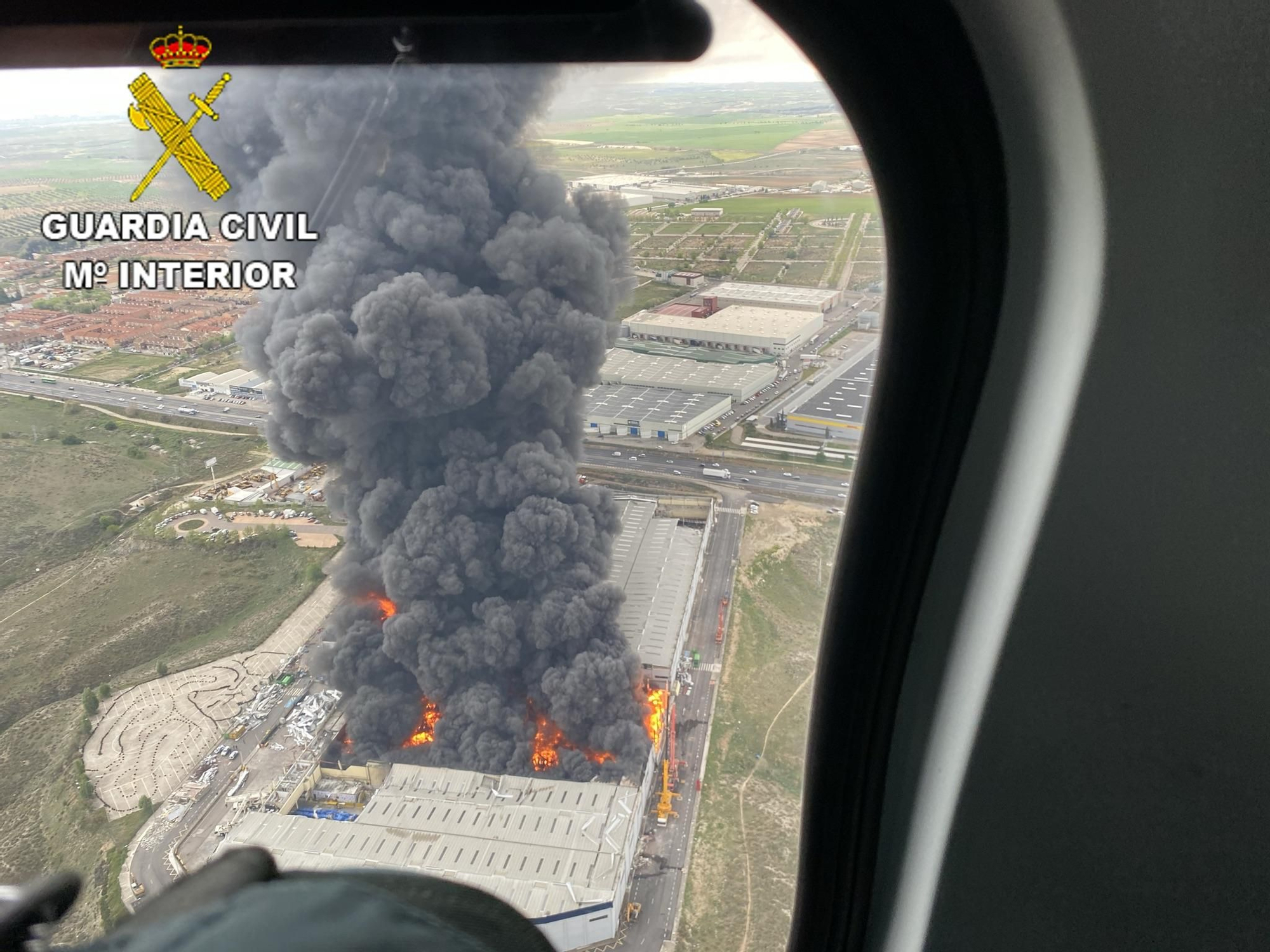 Imagen aérea del incendio en Seseña (Toledo) el 14 de abril