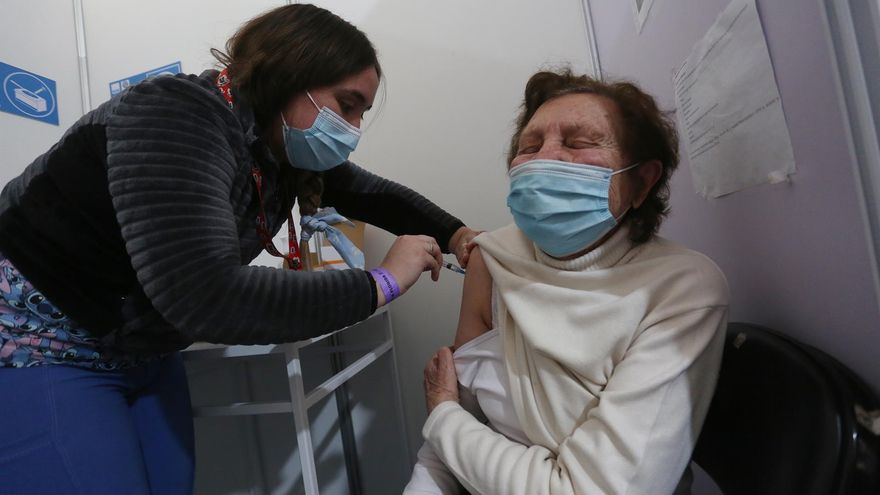 Fotografía de archivo de una mujer mientras recibe una dosis de refuerzo de AztraZeneca, en un centro de vacunación contra la covid-19 en Santiago (Chile).