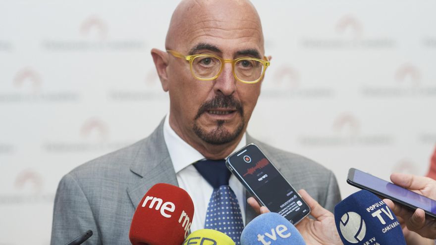 Archivo - El consejero de Salud del Gobierno de Cantabria, César Pascual.-ARCHIVO