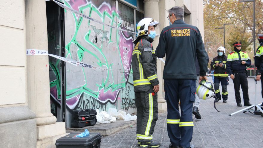 Efectivos de los bomberos precintando el local incendiado
