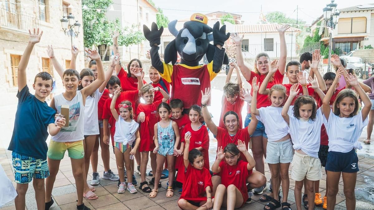 La mascota de la Diputación de Albacete recorre diez pueblos para calentar motores antes de La Vuelta