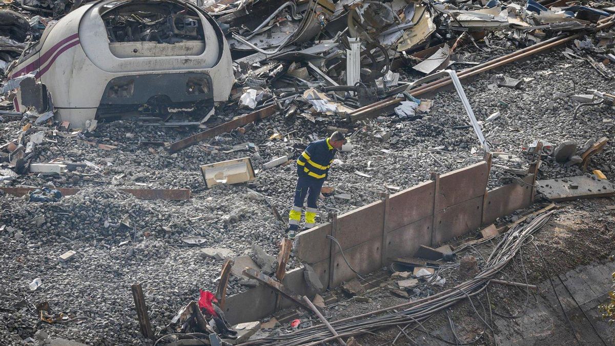 Trabajadores realizan tareas de retirada de los vagones en el punto de las vías donde tuvo lugar el accidente de trenes de Adamuz.