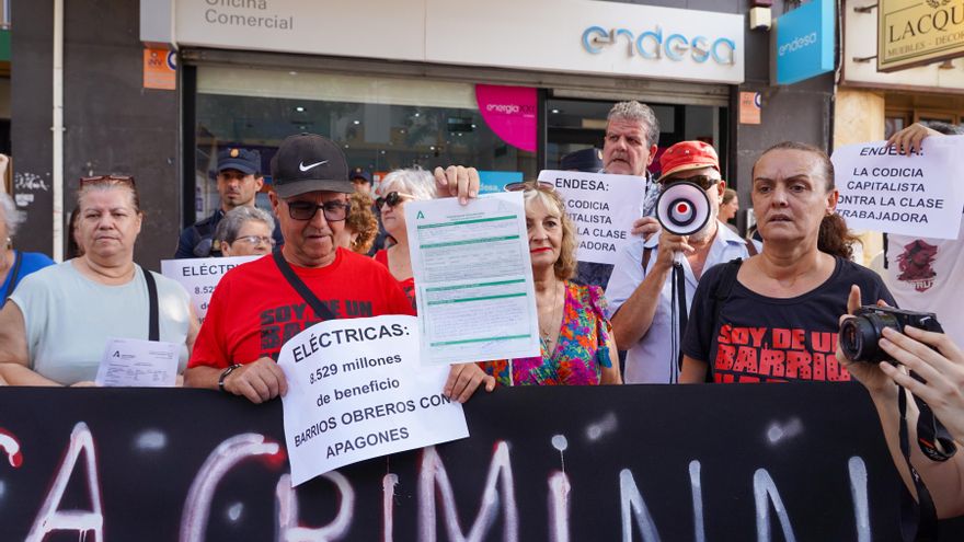 Vecinos del Polígono Sur entregan cerca de 700 firmas contra Endesa para denunciar el "infierno" de los apagones