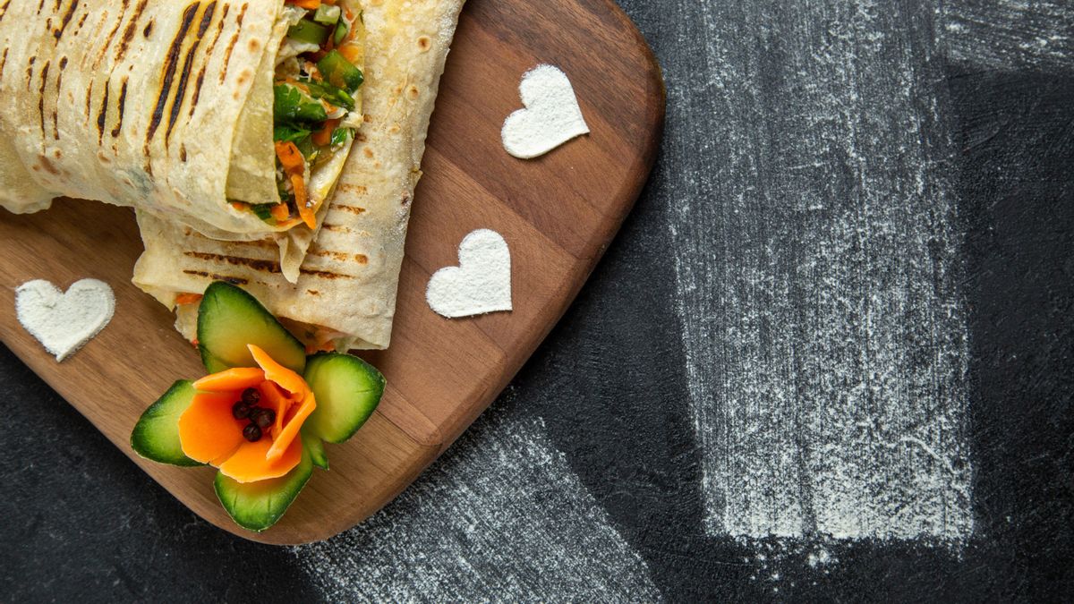 Fajita de tortilla, aguacate, jamón cocido, queso, lechuga y tomate