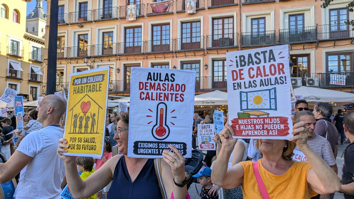 Los manifestantes aseguran que en las aulas se superan los 30 grados de temperatura