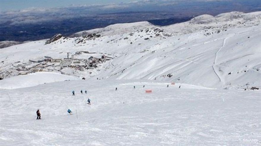 Las negociaciones para que haya bomberos en Sierra Nevada siguen sin producirse un mes después de que Diputación las anunciara