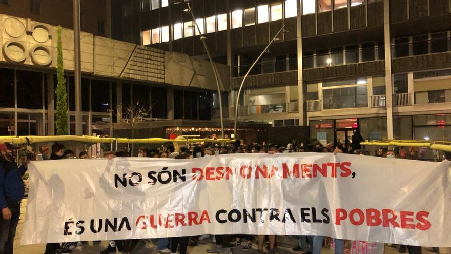 Los manifestantes sostienen la pancarta de la cabecera en la plaza Sant Miquel