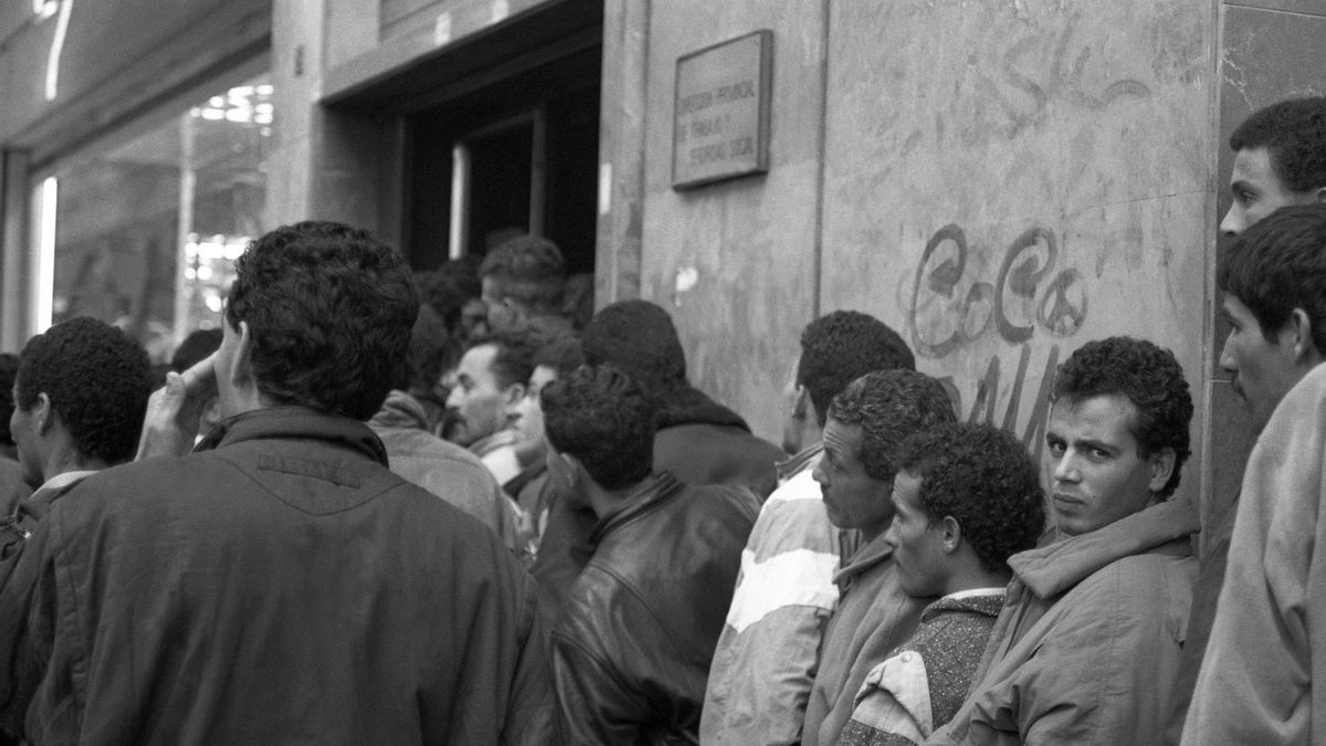 Varios cientos de inmigrantes, en su mayoría marroquíes, se concentraron a las puertas de la Dirección Provincial de Trabajo, en el último día de plazo para regularizar se estancia en España. Según la Delegación de Gobierno, Murcia tras Madrid y Barcelona, es la provincia española en cantidad de solicitudes presentadas por los inmigrantes.