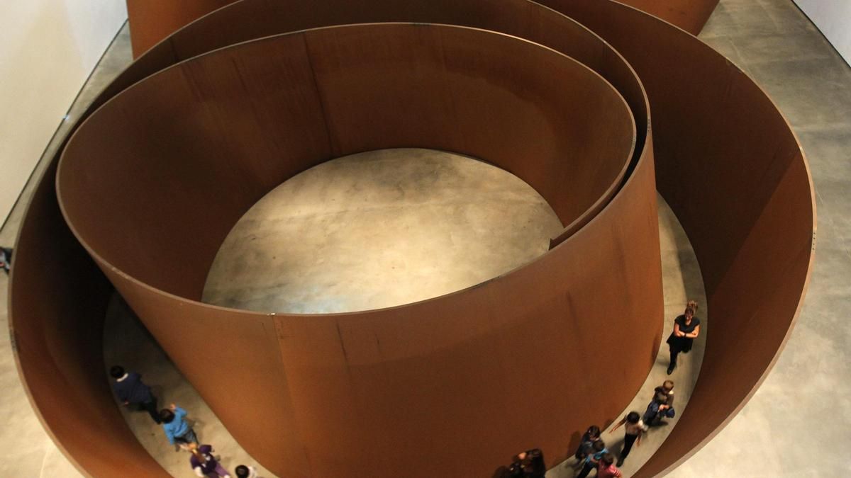 Varias personas recorren la pieza escultórica de Richard Serra titulada "La materia del tiempo" en el Museo Guggenheim Bilbao.