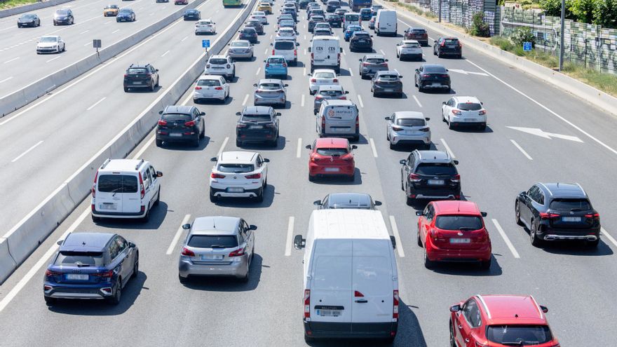 Varios vehículos circulan durante la primera operación salida de verano 2025, en una autovía.