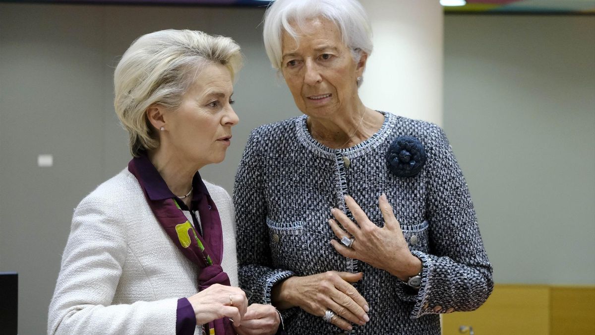 Ursula von der Leyen (izquierda) hablando con la presidenta del BCE, Christine Lagarde.