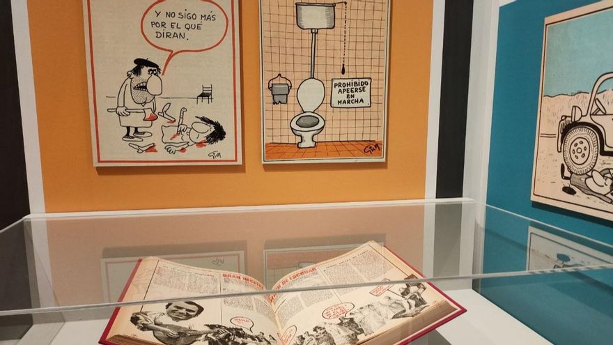 Algunas de las viñetas y ejemplares de 'Hermano lobo' expuestos en la Nau de la Universitat de València.