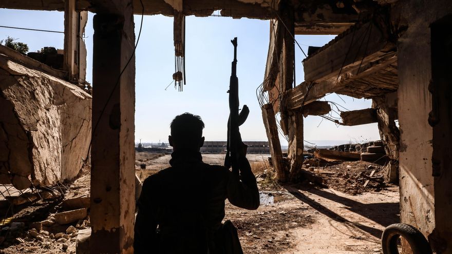 Grupos rebeldes sirios apoyados por Turquía lanzan una gran ofensiva cerca de Alepo